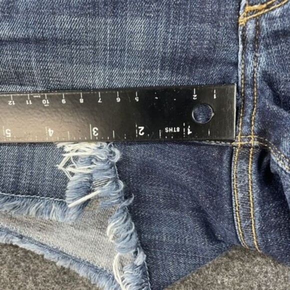 Black Orchid Boyfriend Shorts Women’s 24 Blue Dark Wash Raw Hem Mini Denim​ - Picture 7 of 9